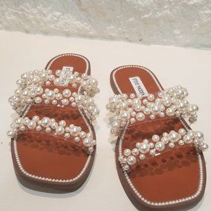 Flat sandals
